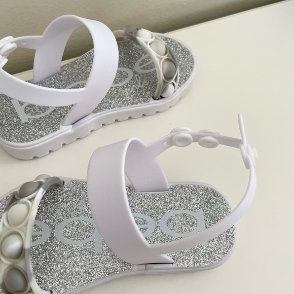 Bebe Toddler White Silcone Rubber Pop It Silver Glitter Sandals Size Small 5/6 - Picture 10 of 13